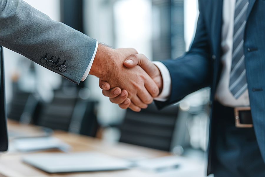leadong_Businessmen_shaking_hands_in_an_office_a_close-up_of_bu_b13c2ffc-b492-46cb-908b-8a17389b04d1